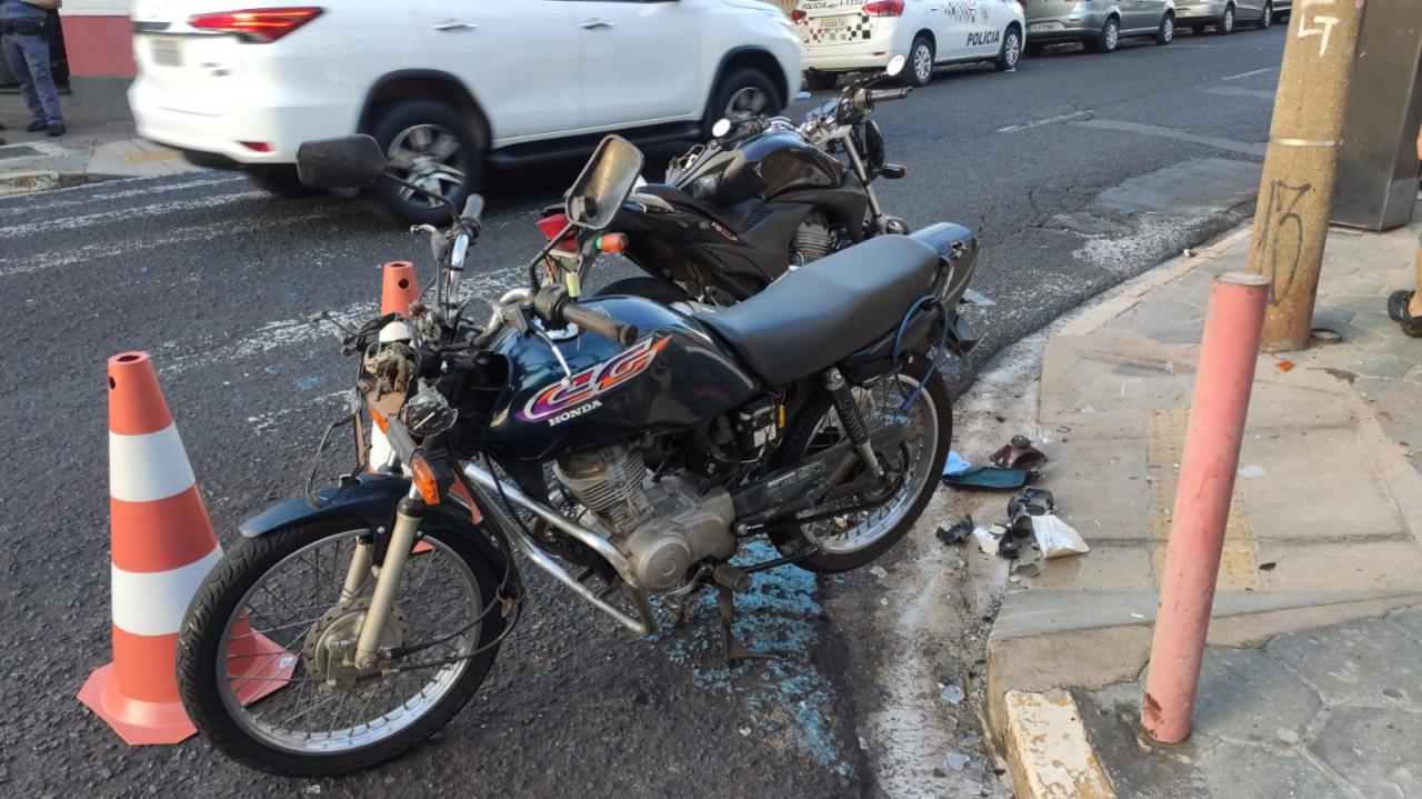 Foto 3 de 6 — Idoso fica gravemente ferido em acidente com motos na Vila Xavier